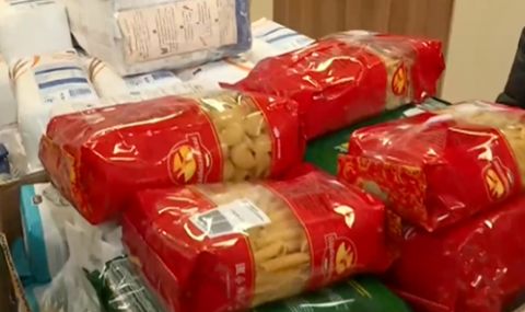 Раздават храна на нуждаещи се в столичен храм  - 1