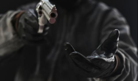 Маскиран мъж нахлу с пистолет в казино, но... - 1