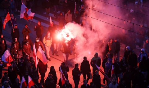 Националисти нападнаха руското посолство във Варшава - 1