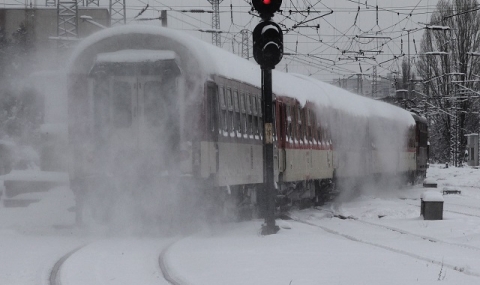 Замръзнали стрелки на жп линии спряха влакове - 1
