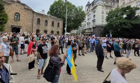 "Няма да продължаваме да търпим всички лъжи". Протест срещу управляващите в центъра на София  - 1