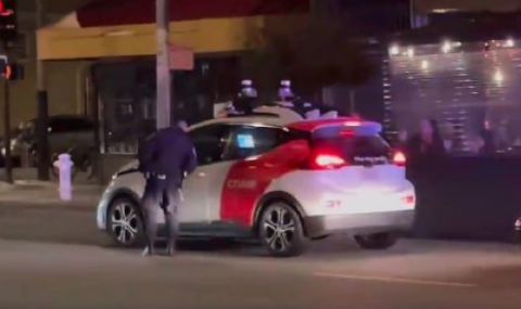 Това ли е бъдещето? Полицаи спряха автономна кола без шофьор, а тя се опита да избяга (ВИДЕО) - 1