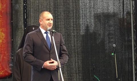 Тръгна подписка за оставка на Румен Радев - 1