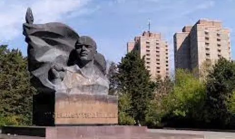 Захарова: Германия иска да претопи паметника на антифашиста Ернст Телман и да даде приходите на нацистите в Киев - 1