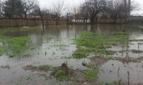 В Мало Конаре временно спряха битката с подпочвените води - 1