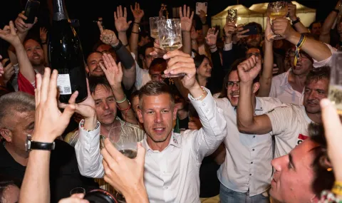 Unknown man throws glass of wine at Péter Magyar's face - 1