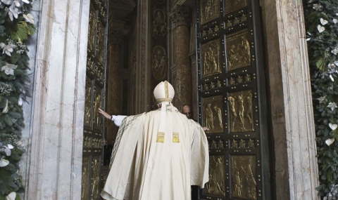 Папата отвори Свещената врата на базиликата „Свети Петър“ (Видео) - 1
