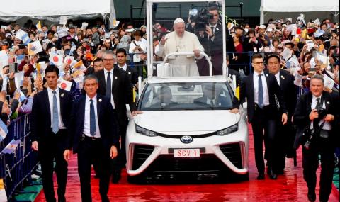 Папата се качи на папамобил с водородно гориво - 1