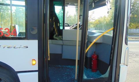 Градски автобус катастрофира, пострадаха две жени - 1