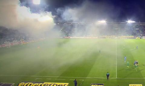 Фенове на Левски хвърлиха димка на терена и прекъснаха мача с Лудогорец (видео) - 1