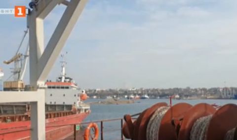 Корабът „Рожен“ остава в района на Черноморск с 11 моряци - 1