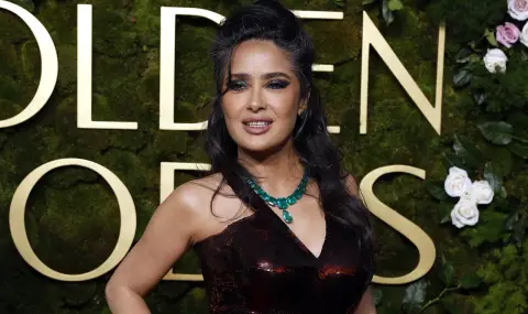 Салма Хайек отпразнува 59-ия си рожден ден по горещ червен бански (СНИМКИ) - 1