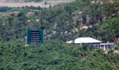 Задържаха шестима американци в Южна Корея за опит да изпратят ориз, долари и Библии в Северна Корея - 1