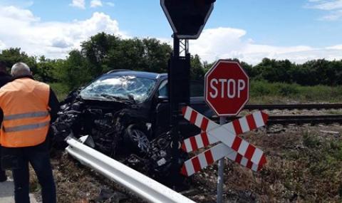 Бързият влак от Варна за София дерайлира след удар с лек автомобил - 1