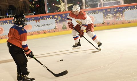 Путин игра хокей с малко момче - 1