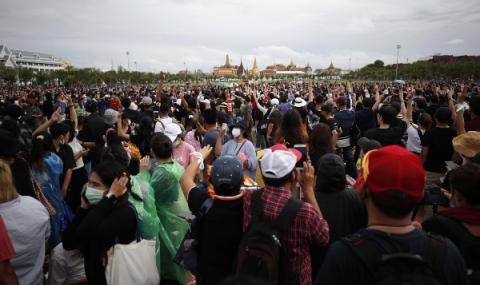 Хиляди протестират в Тайланд - 1