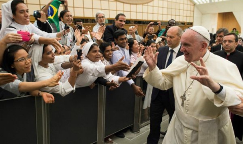 Папа Франциск приютява семейство бежанци във Ватикана - 1