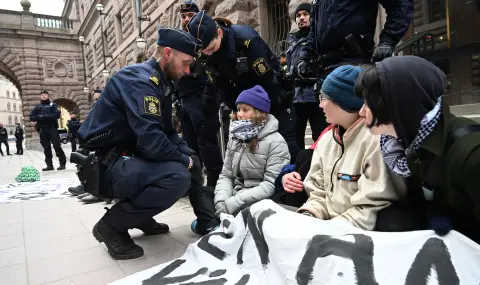 Полицията отстрани принудително Грета Тунберг от входа на шведския парламент - 1