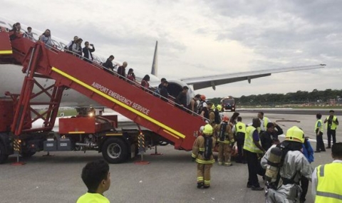 Самолет на Сингапур Еърлайн пламна след аварийно кацане - 1