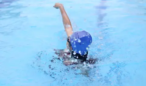 99-годишна баба подобри три световни рекорда по плуване (ВИДЕО) - 1