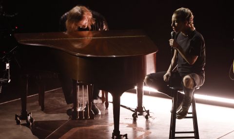 По дънки и без грим: Лейди Гага плени сърцата на всички с изпълнението си на Оскарите (ВИДЕО) - 1