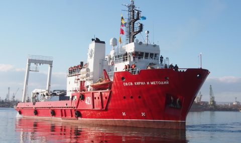 Полярният ни кораб вече плава към България - 1