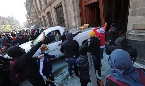 Вратата на президентския дворец в Мексико е разбита от протестиращи  - 1