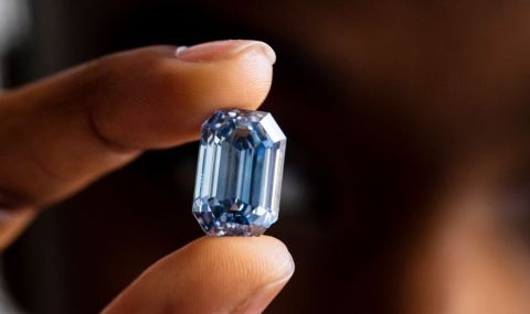 Продадоха един от най-редките диаманти на света (СНИМКИ) - 1