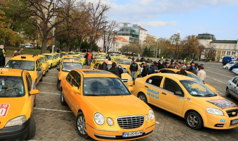 Таксиметрови шофьори протестират пред храм-паметника „Александър Невски” - 1