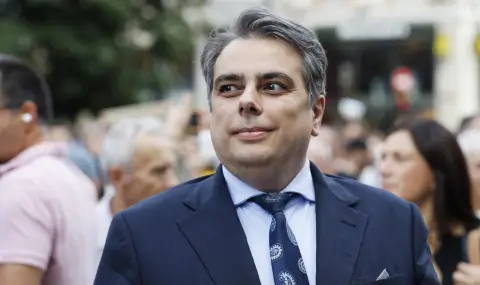 Асен Василев: Има няколко законопроекта в парламента, които, ако бъдат приети, ще доведат до обедняване на българите  - 1