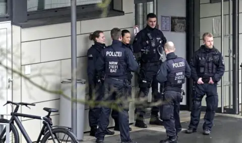Сенаторът по спорта на Берлин скочи на футболни хулигани, след като 155 полицаи бяха ранени
