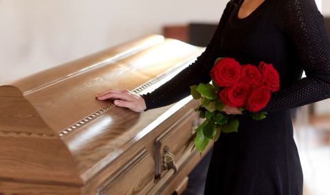 "Покойница" се събуди по пътя към собственото си погребение - 1