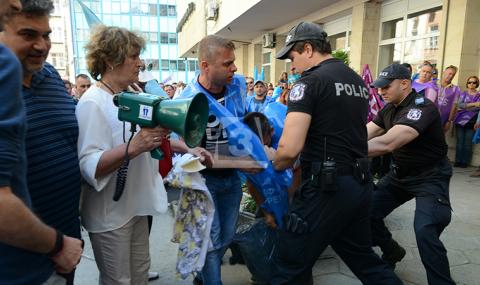 Сблъсъци между миньори и полиция на протеста в София - 1