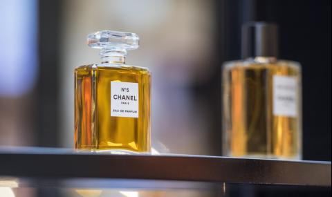 Коко Шанел представя легендарния парфюм Chanel No. 5 - 1