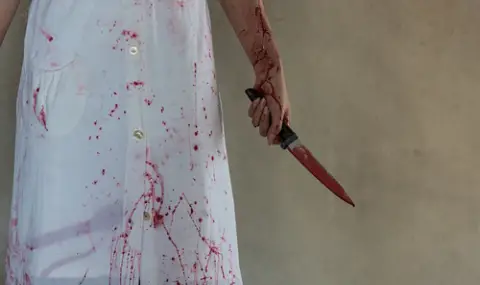 Тийнейджърка наръга с нож в гърдите жена в Горни Дъбник