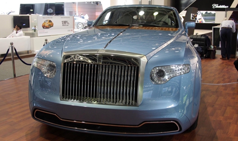 Rolls-Royce с диаманти, суперскъп тунинг, блясък и красота на салона в Дубай - 1