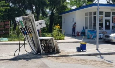 Шофьорка потегли с маркуч и колонка от бензиностанция край Симитли - 1