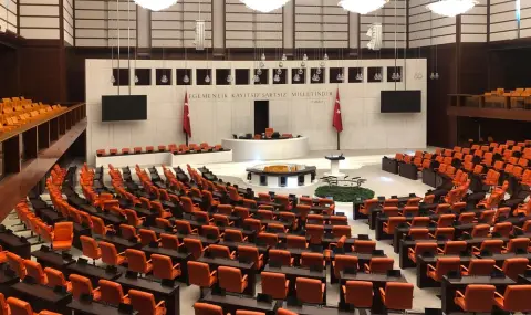 Турски депутат получи сърдечен пристъп в парламента (ВИДЕО) - 1