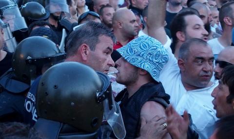 3000 протестираха в Асеновград, задържаха Низамов - 1