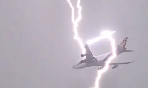 Мълния удари самолет над Варна