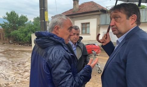 Министър Шишков: Паднали са 4-5 моста над реките Стряма и Татлъдере в Карловско - 1