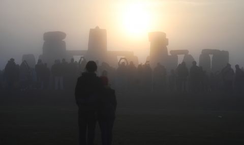 Хиляди посрещнаха изгрева на Стоунхендж в най-дългия ден на годината - 1