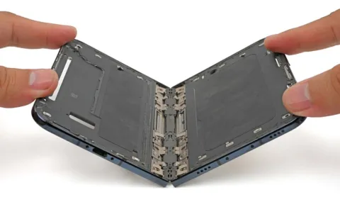 First teardown of the foldable iPhone. Here's what it's rated - 1