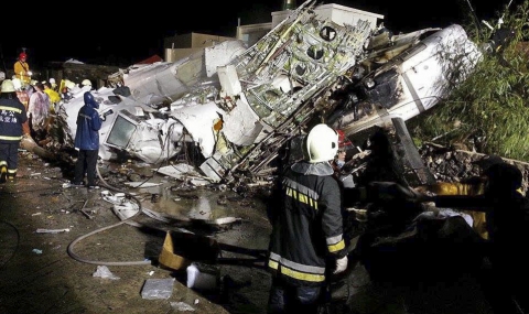 Десетки загинаха при самолетна катастрофа в Тайван (обновена 21:04 ) - 1