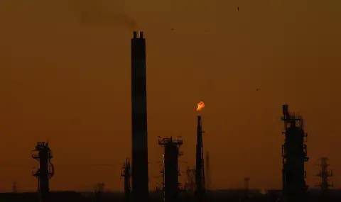 Цените на петрола спаднаха с над 2 долара, но остават около 100 долара за барел - 1