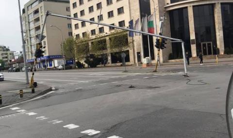 Прекършен светофар блокира оживен столичен булевард - 1
