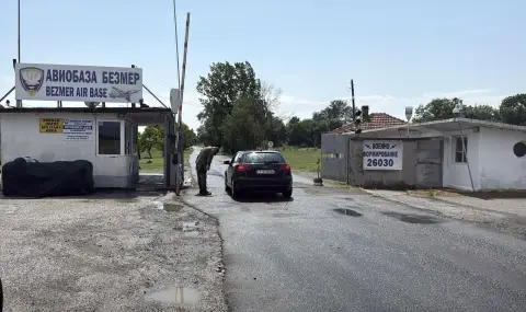 Американски самолет-цистерна кацна във военната база "Безмер" - 1