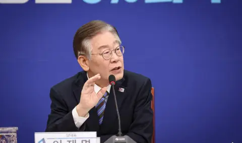 Намушкаха лидера на опозицията в Южна Корея - 1