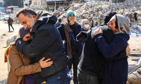 Спасителите все още намират живи хора под руините в Сирия и Турция - 1