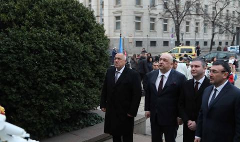 Министри поднесоха цветя на паметника на Васил Левски - 1